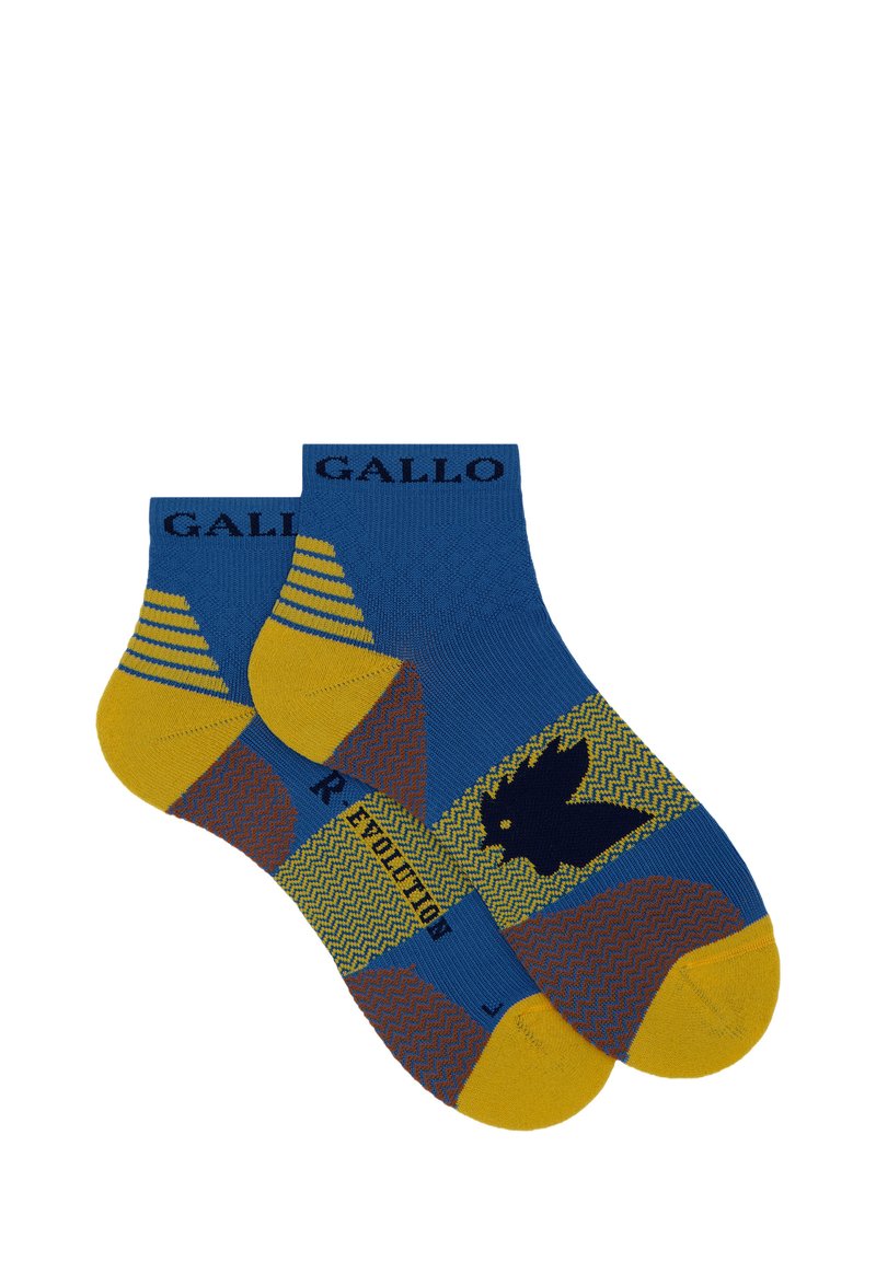 Calzini alla caviglia blu e gialli con un motivo a zigzag, caratterizzati da un design di un uccello nero. Il nome del marchio "GALLO" è tessuto sul bordo.