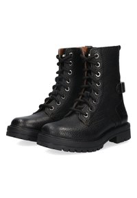 Zwarte leren veterschoenen tot de enkel met een getextureerd oppervlak, rubberen zool, metalen oogjes en een banddetail bij de hak.
