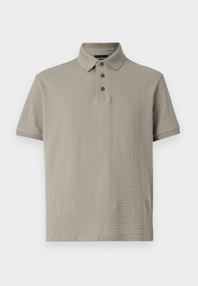 Svetlosivé polo tričko z textúrovanej látky s golierom, trojica gombíkov na zapínanie a jemným reliéfne vyjadreným vzorom loga.