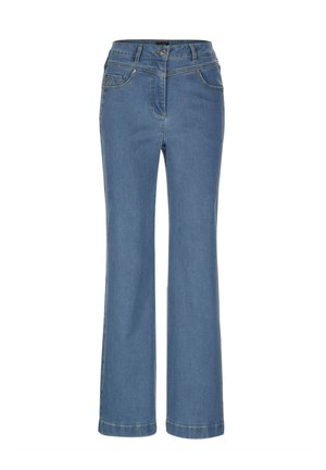 Jean en denim bleu ajusté avec une jambe évasée, design classique à cinq poches et couture visible le long des coutures et de l'ourlet.