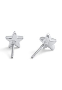 Boucles d'oreilles en argent en forme d'étoile avec une surface lisse et brillante et une courte tige en métal pour la fixation. Design simple et minimaliste.