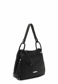 Sac à main en cuir texturé noir avec poignées tressées, poche latérale zippée et petite plaque métallique rectangulaire de la marque.