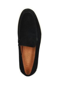 Zwarte suede instapper met een ronde neus, crème rubberen zool en een glad leren inlegzool met het merkteken "NELSON" erin gedrukt.