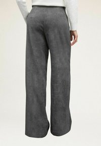 Grijze corduroy wijde broek met verticale ribben, met een hoge taille en een gestructureerd oppervlak. De zoom is netjes afgewerkt.