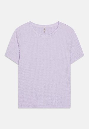 Laventelinvärinen lyhythihainen t-paita, jossa on ryppyinen kuosi, pyöreä pääntie ja rento istuvuus. Kevyt ja rento muotoilu.