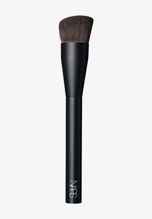 Brocha de maquillaje angulada con mango negro, cerdas densas y oscuras, y el logo de NARS cerca de la base.