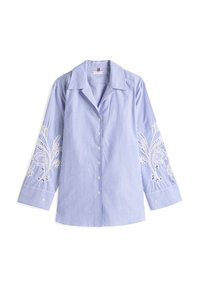 Camicia a righe blu e bianca con maniche lunghe, caratterizzata da ricami floreali sui polsini e una chiusura a bottoni sul davanti.
