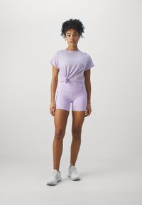 Nike Performance ONE RELAXED TOP - Spordi T-särk - lilac bloom/black