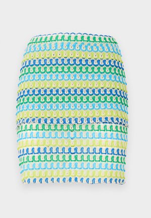 Textile Minirock mit horizontalen Streifen in Blau, Grün und Gelb. Das Design hat eine strukturierte, gewebte Optik mit einem geschichteten Effekt.