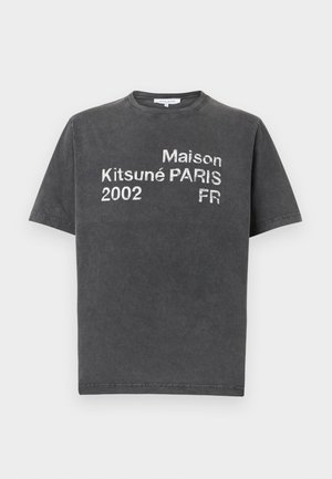 Kratka majica s kratkimi rokavi v barvi oglja z belim natisnjenim besedilom: "Maison Kitsuné PARIS 2002 FR" na sprednji strani, z okroglim izrezom, priložnostni slog.