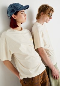 Jack & Jones JORMERCADO TEE SS CREW NECK - Trükipildiga T-särk - buttercream
