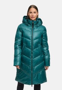 Teal pufferjack met capuchon, voorzien van een chevrongequilt ontwerp, twee voorzakken en een rits van volledige lengte. Gladde, glanzende textuur.