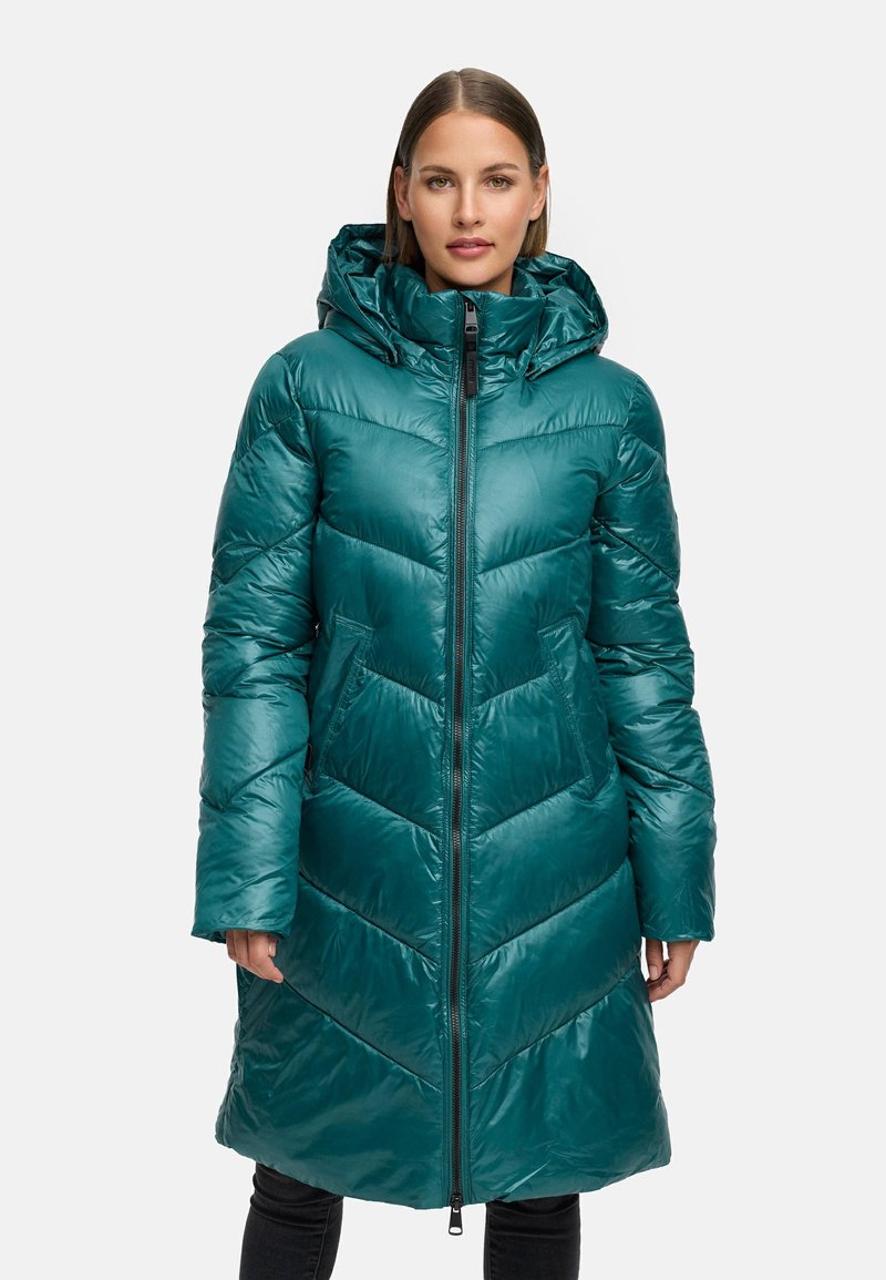 Teal pufferjack met capuchon, voorzien van een chevrongequilt ontwerp, twee voorzakken en een rits van volledige lengte. Gladde, glanzende textuur.