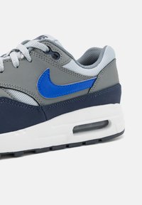 Nike Sportswear AIR MAX 1 UNISEX - Sporta apavi - smoke grey/racer blue/wolf grey/obsidian