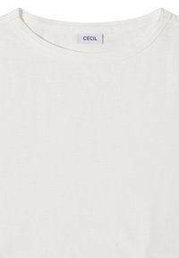 T-shirt blanc à col rond avec une petite étiquette rectangulaire à l'intérieur du col affichant le nom de la marque "CECIL" en texte noir.