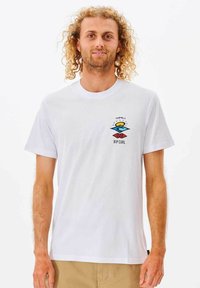 Camiseta de algodón blanca con un gráfico multicolor en el lado izquierdo del pecho, cuello redondo y mangas cortas, con un corte relajado.