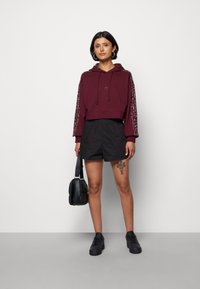 adidas Originals LEOPARD CROPPED HOODY - Mikina s kapucí - maroon/multicolor