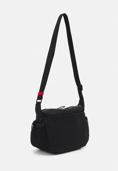 Borsa a tracolla nera con tracolla regolabile, scomparto principale con zip e tasca laterale in rete. Materiale resistente con texture liscia.