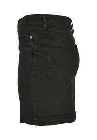 Schwarzer Jeansrock mit Gesäßtasche, Gürtelschlaufen und Metallnieten-Detail, seitlich gezeigt vor weißem Hintergrund.