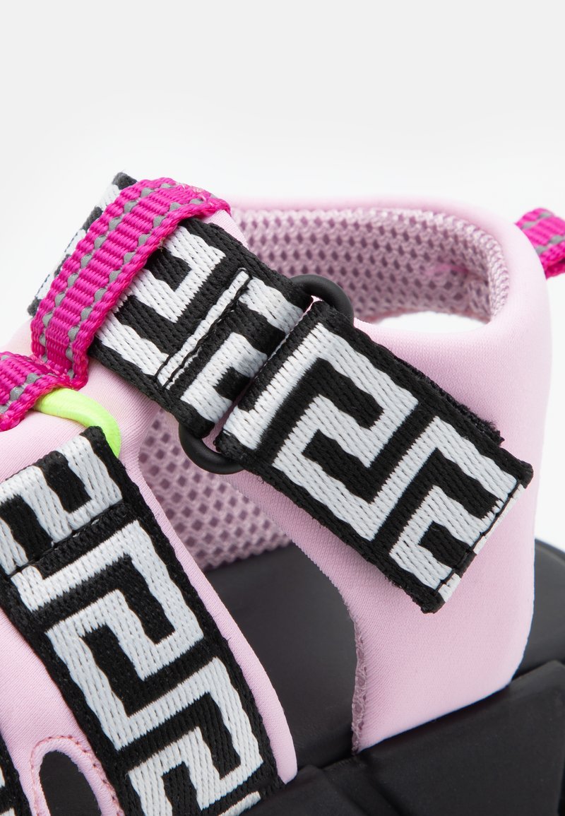 Kinder Sneaker | Versace UNISEX Riemensandalette candy/black/white/rosa - YZ51083 Kinder Sneaker | Versace UNISEX Riemensandalette candy/black/white/rosa - YZ51083