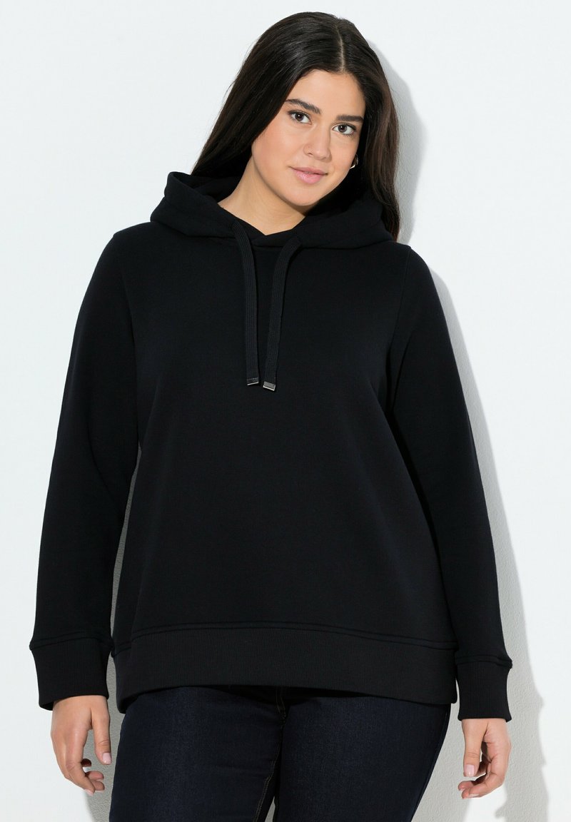 Sudadera negra con cordón, mangas largas y corte relajado. Suave tejido y puños acanalados acentúan el diseño cómodo.