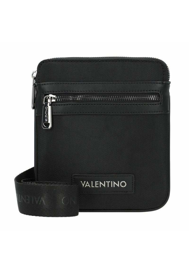 Černá crossbody taška vyrobená z texturovaného nylonu se zipovou kapsou, s označením na kožené nášivce a nastavitelným látkovým popruhem.