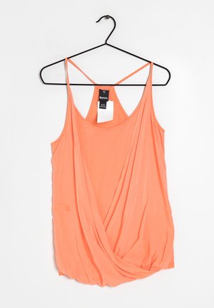 Ferskenfarvet tanktop med draperet front, tynde stropper og racerback-design. Fremstillet af letvægtsstof med en mærkat, der er fastgjort bagpå.