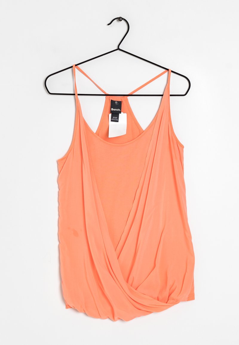 Débardeur pêche avec un devant drapé, des bretelles fines et un dos nageur. Fabriqué en tissu léger, avec une étiquette attachée à l'arrière.