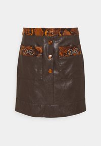 Brun läderkjol med två framfickor, accentuerad med ett oranga och svarta orm-mönstrad midja och silverfärgade detaljer.