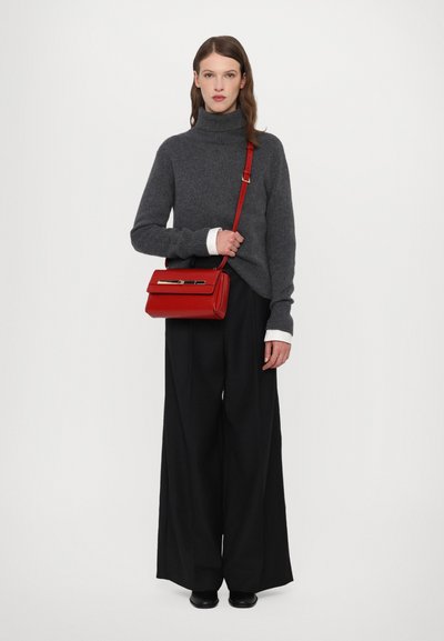 Stuart Weitzman POSH SHOULDER BAG - Mala a tiracolo - cherry