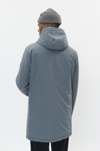Vodoodporna siva jakna z visokim ovratnikom in nastavljivo kapuco. Ima stranske žepe in ravno krojenje, izdelana je iz gladkega, lahkega materiala.