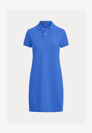 Mėlynas trumpas rankovėmis polo suknelė su dviejų mygtukų užsegimu ir geltonu išsiuvinėtu logotipu ant krūtinės, prigludusio silueto, apykaklės dekoltė.
