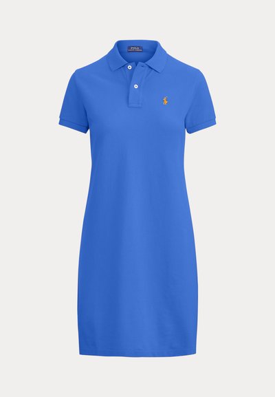 Blå kortermet polo kjole med to-knapps placket og gult brodert logo på brystet, tettsittende fasong, kragehals.