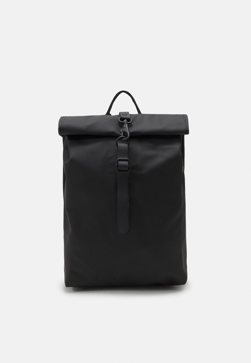 Sac à dos noir à rabat roulé en tissu lisse, doté d'une fermeture à boucle, d'une poignée supérieure et d'un design minimaliste sans motifs visibles.