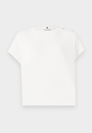 T-shirt blanc à manches courtes en coton, avec un col rond et des accents de boutons aux épaules, texture lisse et coupe décontractée.