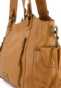 Tasche aus braunem Leder mit weicher Textur, zwei oberen Griffen, einer Reißverschlusstasche und Messingakzenten. Kompakte und strukturierte Form.