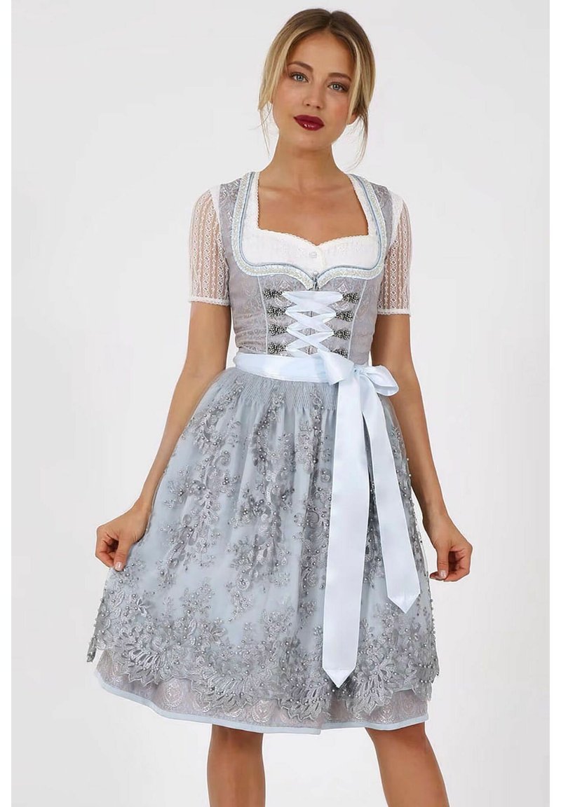Helles blaues Dirndlkleid mit einem Spitzentop, besticktem Tüllrock und satiniertem Taillengürtel. Akzentuiert durch filigrane Perlendetails und florale Muster.