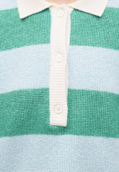 Polo en maille rayé bleu clair et vert, avec un col côtelé couleur crème et trois boutons sur la patte.