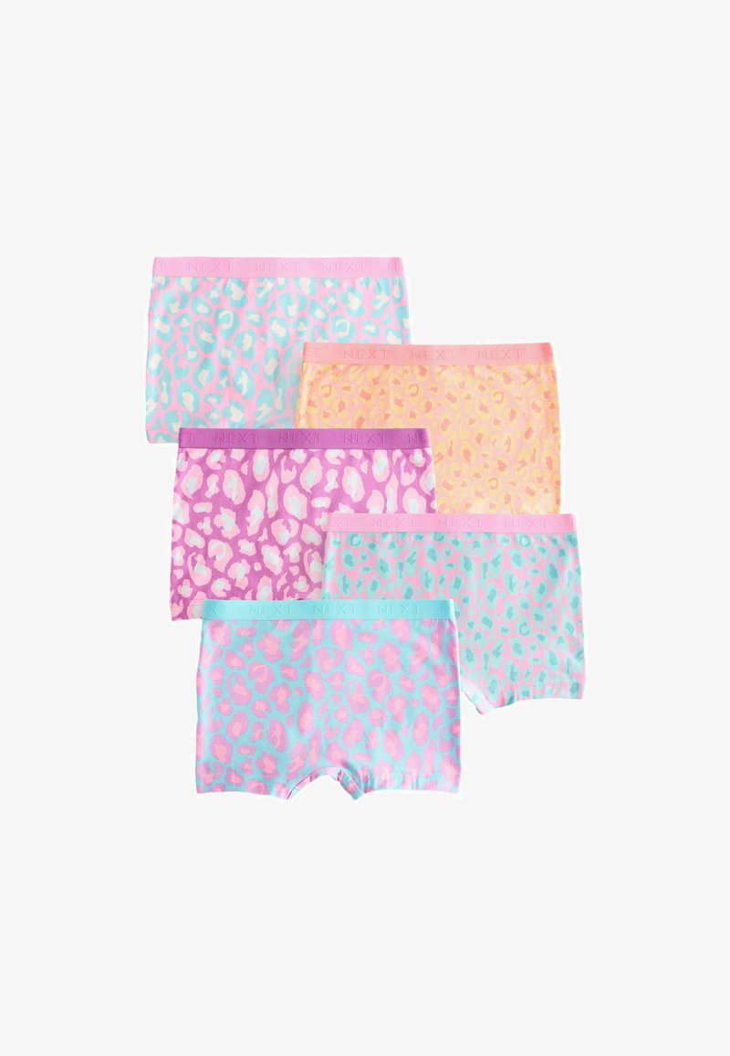 Cinq paires de shortys imprimés léopard colorés en rose pastel, violet, jaune, bleu et turquoise avec des ceintures assorties.