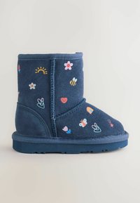 Námornícky modré semišové členkové topánky s textúrovaným povrchom, s multicolor vyšívanými vzormi kvetov, srdiečok, včiel a dúh.