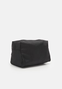 Zwarte met rits afgesloten tas van gladde stof, met een rechthoekige vorm en licht gewatteerde zijkanten en een eenvoudig ontwerp.