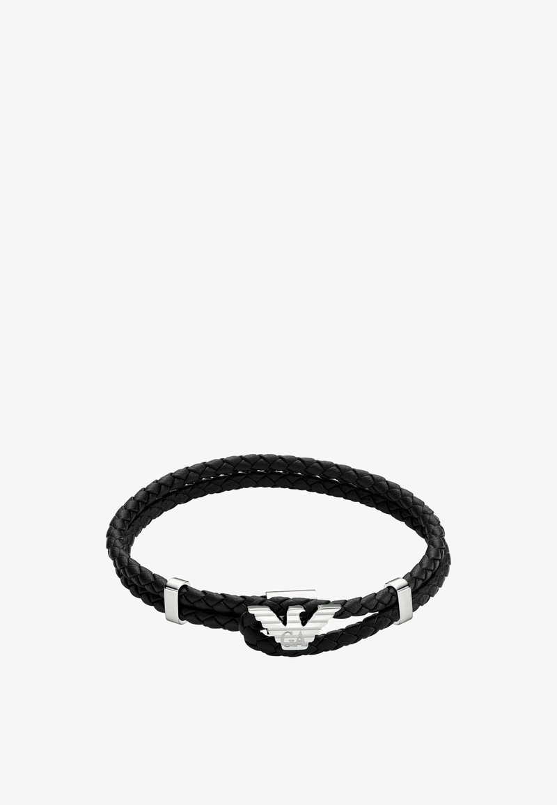 Melnas pītu ādas rokassprādze ar sudraba metāla sprādzi, kurai ir uzraksts, izceļot teksturētu dizainu un dubulto cilpu struktūru.