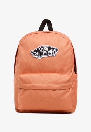 Mochila naranja hecha de un tejido duradero, que cuenta con un bolsillo frontal, un asa superior y un logotipo de Vans bordado en negro en el cuerpo principal.