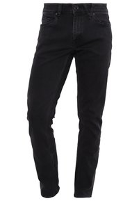 Jeans slim fit negros con diseño de cinco bolsillos y cierre de botón, exhibidos de pie contra un fondo blanco.