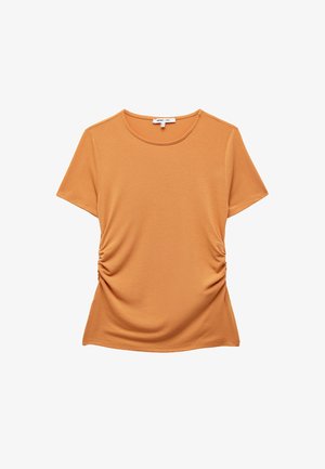 Kurzärmliges T-Shirt in Senfgelb-Orange mit Rundhalsausschnitt und gerafftem Seitendetail, aus weichem, leichtem Stoff gefertigt. Glatte Textur über die gesamte Fläche.