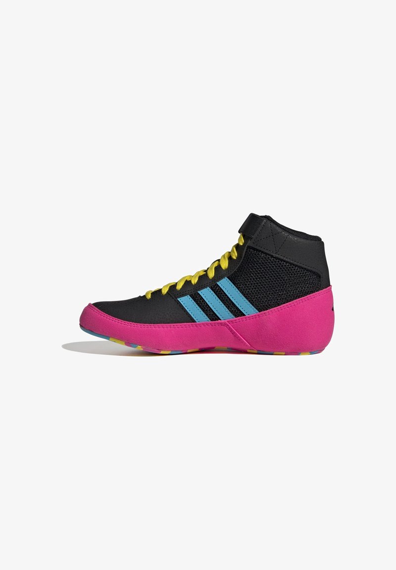 Baskets noires et roses avec une tige en mesh, trois rayures bleues, lacets jaunes et une semelle multicolore. Design mi-haut.