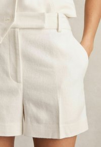 Reiss Šorti - white