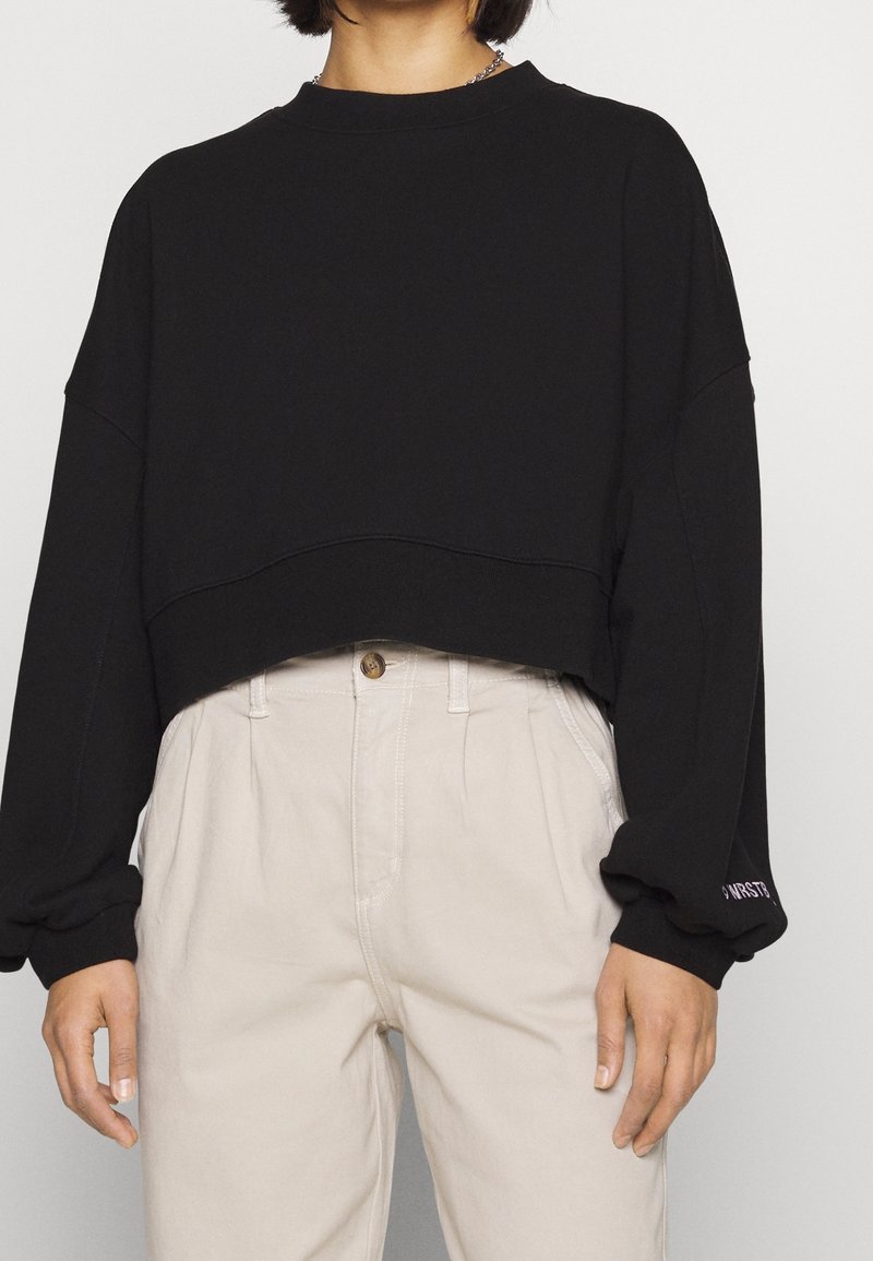 WRSTBHVR Collegepaita - black