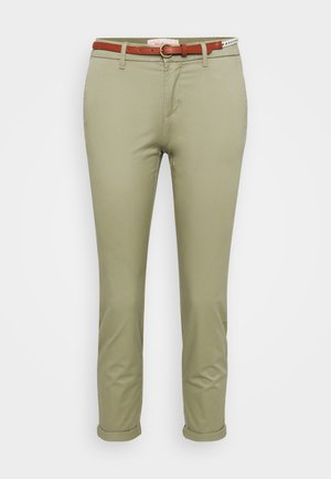 Hellgrüne Baumwollchinos mit hochgerolltem Saum, ausgestattet mit einem braunen Gürtel mit einer runden Schnalle und einem Taillenlabel auf der Rückseite.