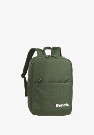 Groene stoffen rugzak met een rechthoekige vorm, ritssluiting, gevoerde schouderbanden en een voorvak. Bevat het witte "Bench." logo.